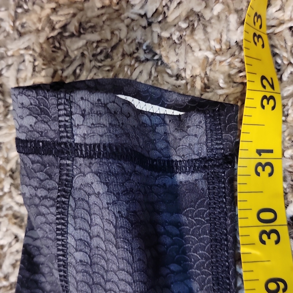 Lululemon Gray Scale Full Length Patterned Leggin… - image 4